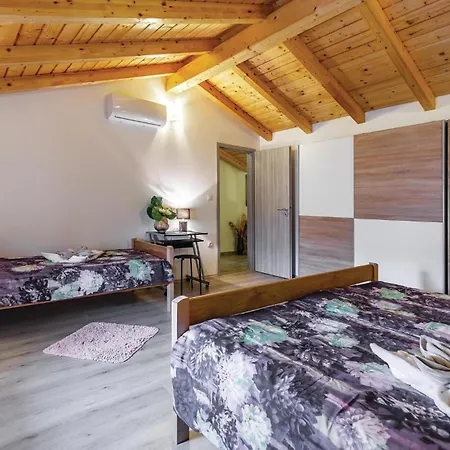 Awesome Home In Peruski With Wifi Casa de Férias *