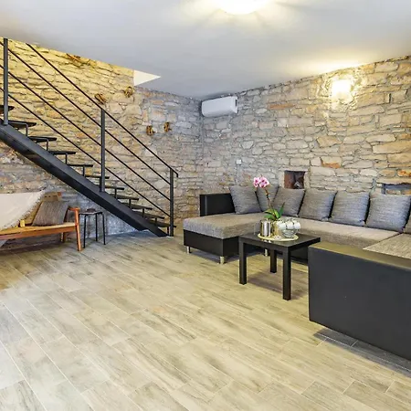 Awesome Home In Peruski With Wifi Peruški